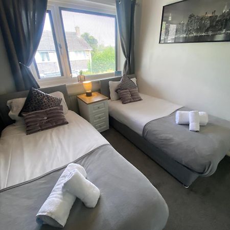 The Brook House - Spacious 3 Bed Home From Home In Burton Kültér fotó