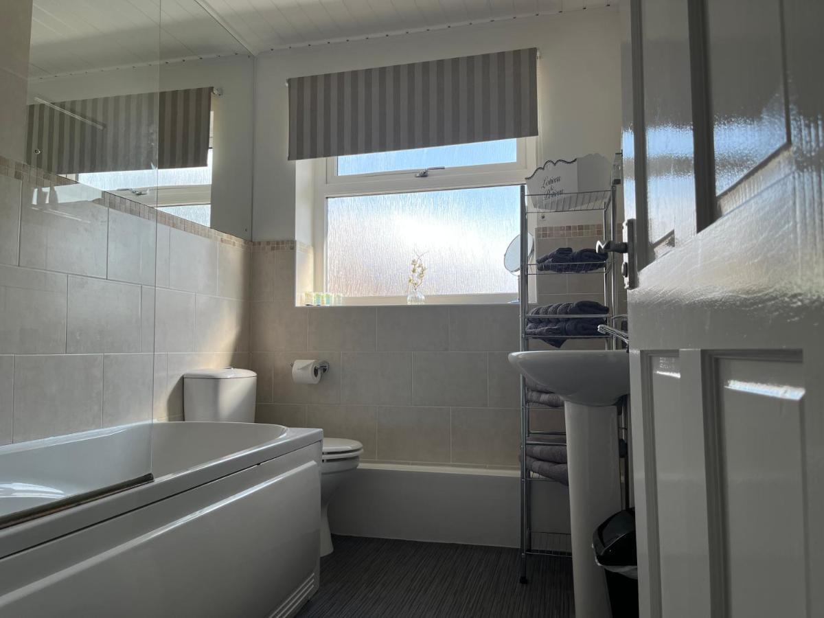 The Brook House - Spacious 3 Bed Home From Home In Burton Kültér fotó