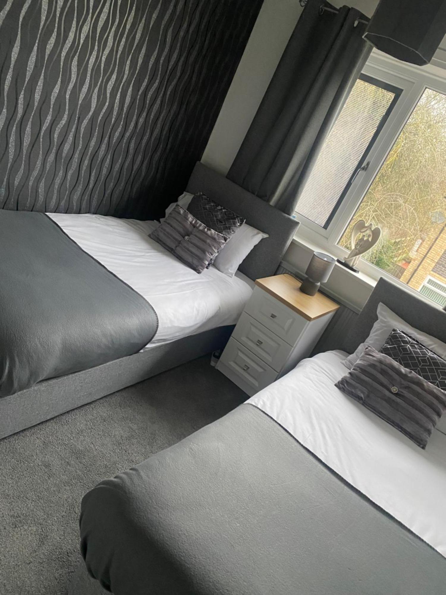The Brook House - Spacious 3 Bed Home From Home In Burton Kültér fotó