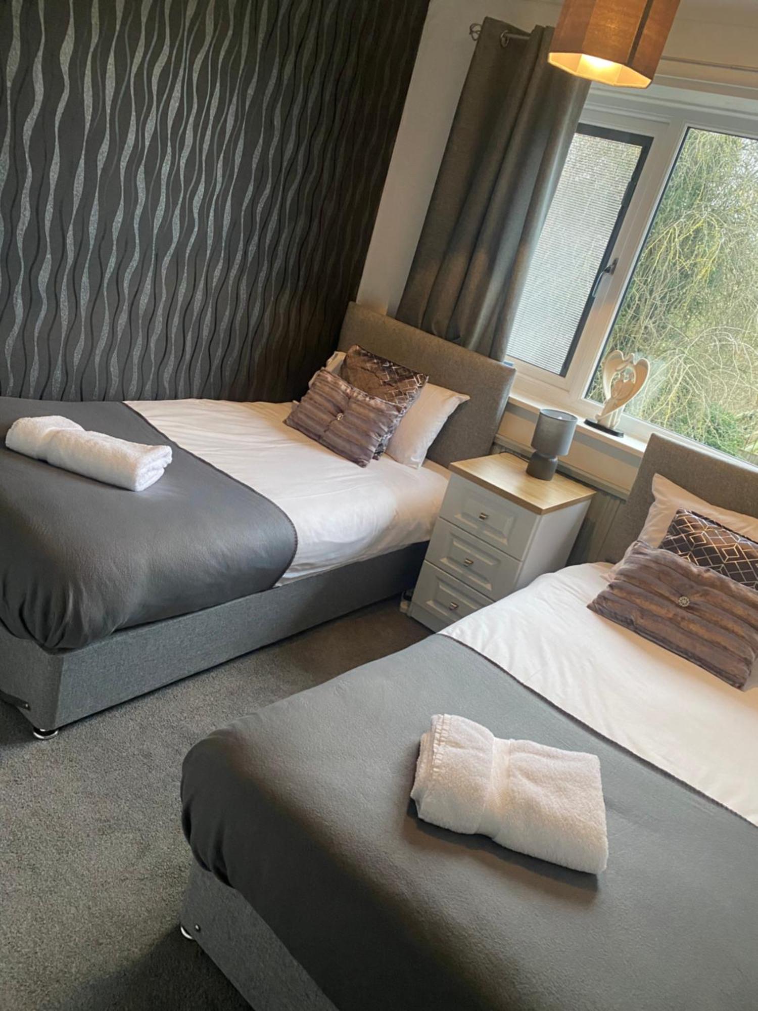 The Brook House - Spacious 3 Bed Home From Home In Burton Kültér fotó