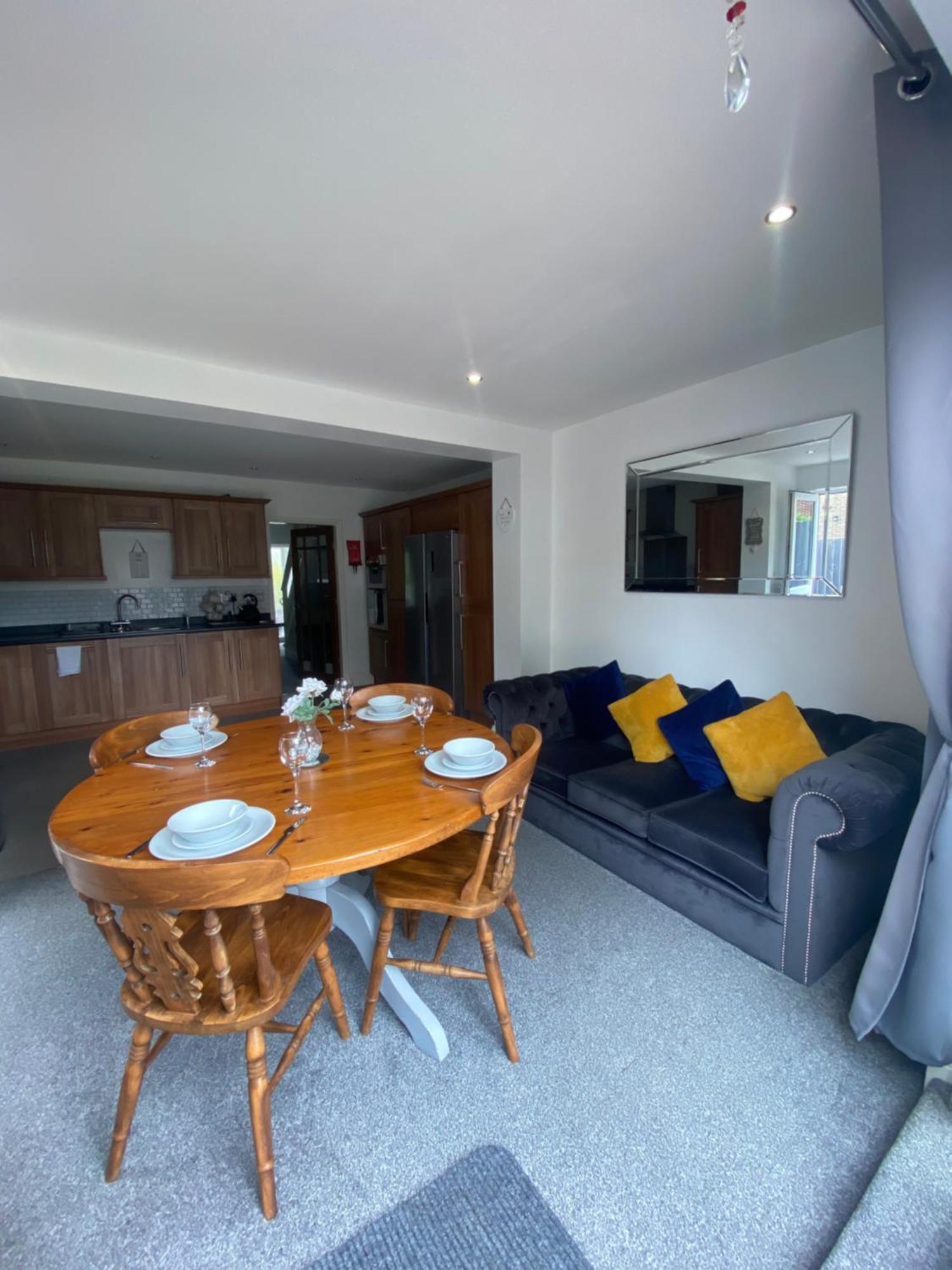 The Brook House - Spacious 3 Bed Home From Home In Burton Kültér fotó